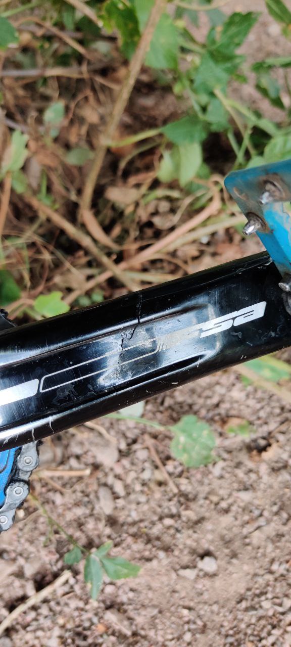 A black crank with FSA written on it, and a crack running from top to bottom all the way down the face